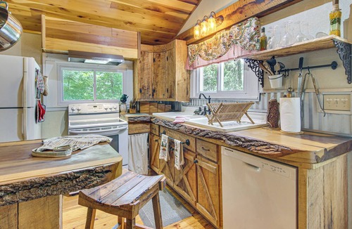 Skyland Cottage | 20-acre Cabin w/Pond: 6 Mi to River Arts District