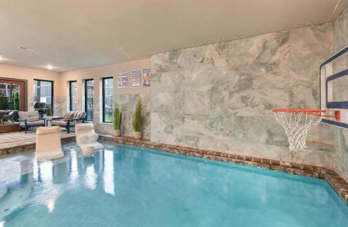 Sevierville Ski Chalet | 20 Guest 5 Bed - Resort Waterpark - Indoor Pool