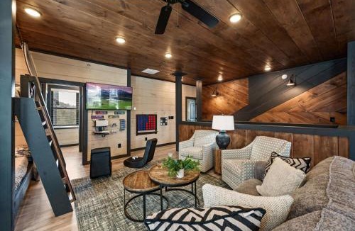 Sevierville Ski Chalet | 20 Guest 5 Bed - Resort Waterpark - Indoor Pool