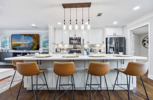 Buckhead House | 20 Min to FIFA World Cup Stadium - King Bed - 85" TV