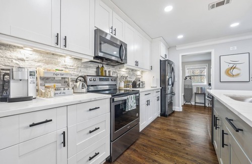 Buckhead House | 20 Min to FIFA World Cup Stadium - King Bed - 85" TV