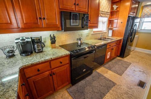 East End House | 20% OFF FALL! Pet Friendly, 3BR/3BA, Easy Walking Distance to Shops