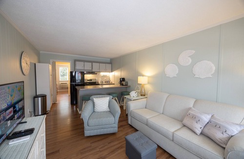 Windy Hill Condo | 👓200 steps to beach. CLEAN, quiet residential get away! Near Barefoot Landing!