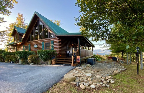 Black Bear Falls Cabin | 2026 Renovated Luxury 5BR 5BA Log Home, Epic Mountain Views, Minutes to Downtown