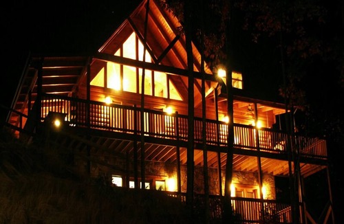 Black Bear Falls Cabin | 2026 Renovated Luxury 5BR 5BA Log Home, Epic Mountain Views, Minutes to Downtown