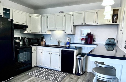 Isle of Palms Condo | #208 "Sandy Schus" 1 BD + Sleeper, Modern,Pool