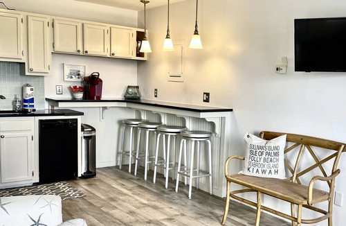 Isle of Palms Condo | #208 "Sandy Schus" 1 BD + Sleeper, Modern,Pool