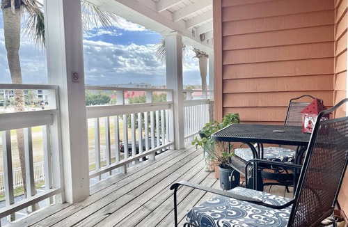 Isle of Palms Condo | #208 "Sandy Schus" 1 BD + Sleeper, Modern,Pool