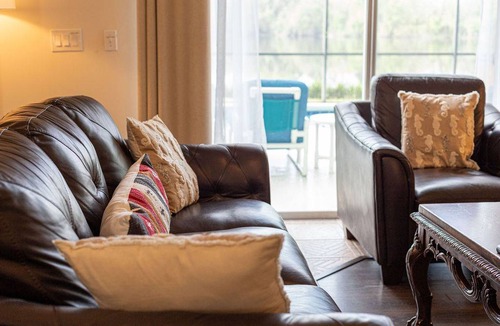 Thousand Oaks House | 219 m² House ∙ 4 bedrooms ∙ 8 guests