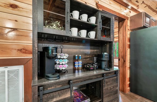 Caton Cabin | 24 Guest 8 Bedroom | Huge Bedrooms | Pool | HotTub