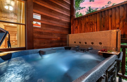 Caton Cabin | 24 Guest 8 Bedroom | Huge Bedrooms | Pool | HotTub