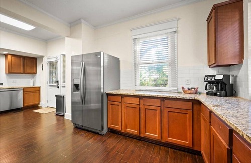 Urban Core House | 240- Sleeps 10, Centrally Located, Fenced Yard, Pet & Family Friendly
