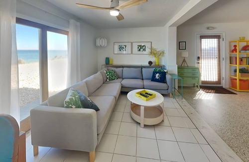 Painters Hill House | 244 m² House ∙ 3 bedrooms ∙ 9 guests