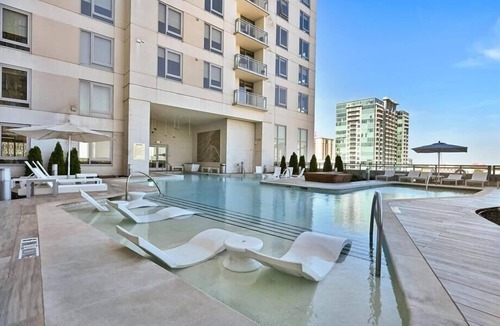 Garden Hills Apartment | 24hr Gym, Pool&Sauna | Full Kitchen w/Island | Peachtree