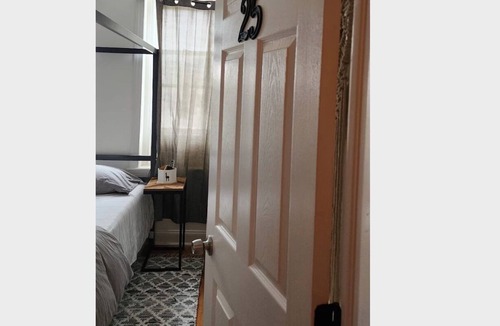 Point Breeze House | #25 NEW Cozy and Stylish Room + TV In Point Breeze