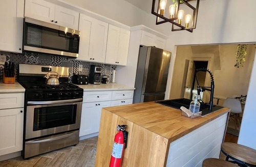 Point Breeze House | #25 NEW Cozy and Stylish Room + TV In Point Breeze