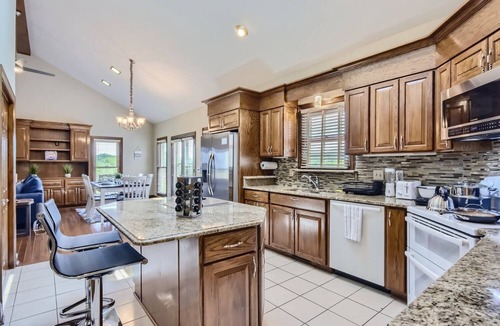 Franklin House | 2500 SQFT | #1 Location | Views, Hot Tub, Games-F2