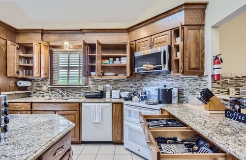 Franklin House | 2500 SQFT | #1 Location | Views, Hot Tub, Games-F2
