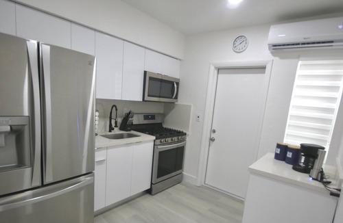 Flagami Apartment | 251 Airport Top House Apartments