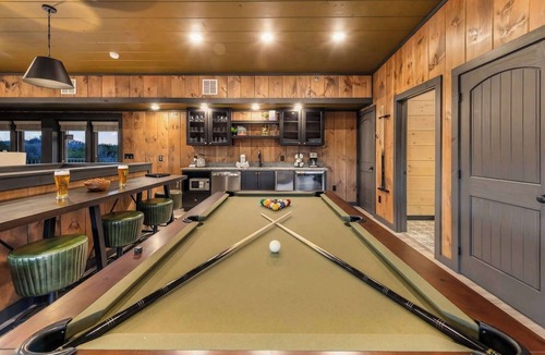 Sevierville Ski Chalet | 26 Guests | Resort Waterpark | Indoor Pool | Views
