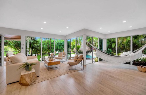 Poinsettia Heights House | 271 m² House ∙ 4 bedrooms ∙ 12 guests