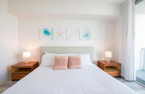 Hallandale Beach House | 2803AB Chic 2 BR 2BTH Water Views Modern Kitchen Suite Balcony Gym Pool