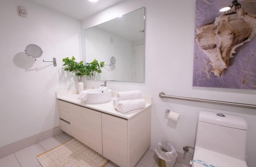 Hallandale Beach House | 2803AB Chic 2 BR 2BTH Water Views Modern Kitchen Suite Balcony Gym Pool