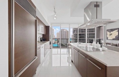 Downtown Miami Condo | 2B/2B Corner Unit w Water View FREE Parking Pool Spa Heart of Brickell