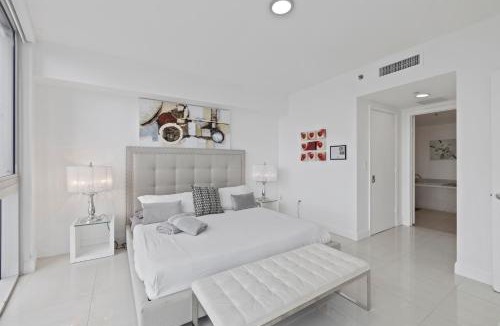 Downtown Miami House | 2B2B w Water View - FREE Parking - Pool - Lux Spa