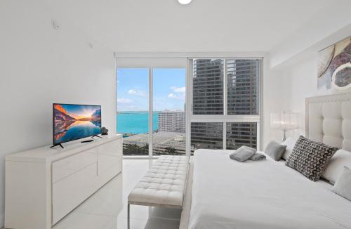 Downtown Miami House | 2B2B w Water View - FREE Parking - Pool - Lux Spa