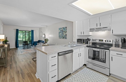 Savannah Condo | 2bd/2ba Condo*Pool*Newly Renovated * 30+ day stays