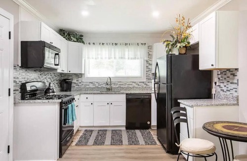 College Park Apartment | 2BD - 5Min to Airport - 9A