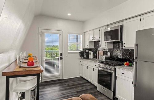 Ardmore Apartment | 2BDR Penthouse | Downtown Ardmore | Deck | Parking