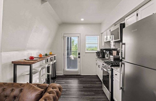 Ardmore Apartment | 2BDR Penthouse | Downtown Ardmore | Deck | Parking