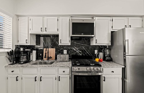 Ardmore Apartment | 2BDR Penthouse | Downtown Ardmore | Deck | Parking