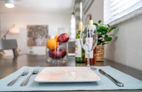 Central Sarasota Apartment | 2bed 1bath Suite minutes to Downtown, Beaches, Restaurants, Theaters and MORE