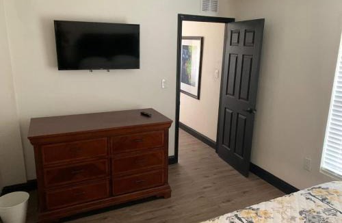 Heathrow Apartment | 2Bed 2Bath Lake Front Jewel