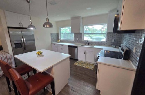 Heathrow Apartment | 2Bed 2Bath Lake Front Jewel
