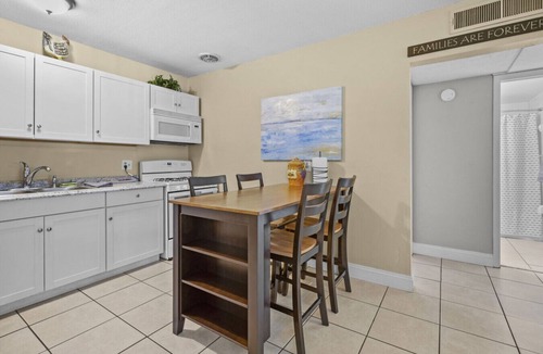 Gainesville Condo | 2BR/1B Walk to Shands and UF Campus, Desk, Pool!