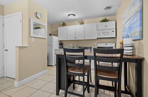 Gainesville Condo | 2BR/1B Walk to Shands and UF Campus, Desk, Pool!