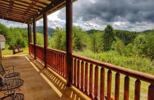 Copperhill House | 2BR/1BA Cabin | Hot Tub | Ocoee River Area | Wifi