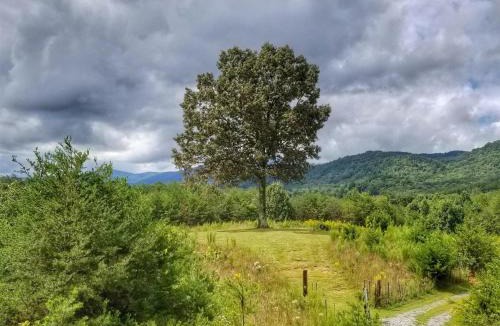 Copperhill House | 2BR/1BA Cabin | Hot Tub | Ocoee River Area | Wifi