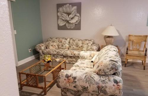 Gulf Gate Estates Apartment | 2BR/1BA Sienna Park Apartment