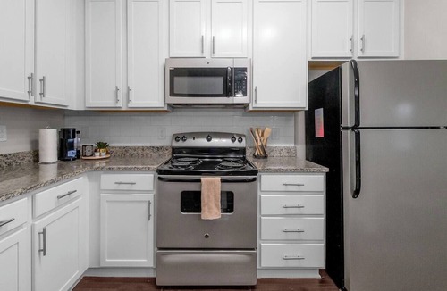 Ashbrook - Clawson Village Condo | 2BR/2BA Luxury | Walkable + Parking | PET Friendly