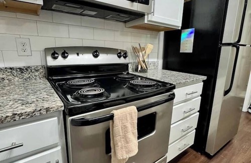 Ashbrook - Clawson Village Condo | 2BR/2BA Luxury | Walkable + Parking | PET Friendly