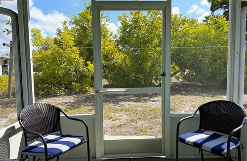 Englewood House | 2BR Coastal Cottage – Minutes to Beach & Bay