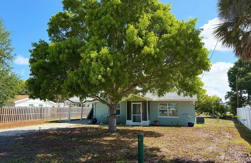 Englewood House | 2BR Coastal Cottage – Minutes to Beach & Bay