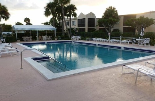 Jupiter Condo | 2BR Comfortable Condo with Easy Beach Access