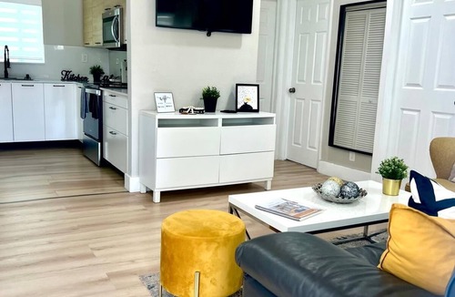 Flagami House | 2BR Modern/Top Location/Terrace/10min Airport and Coral Gablesn