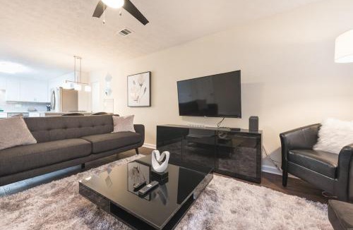 Conyers House | 2BR Townhome - Sleeps 5 - Near GA Horse Park